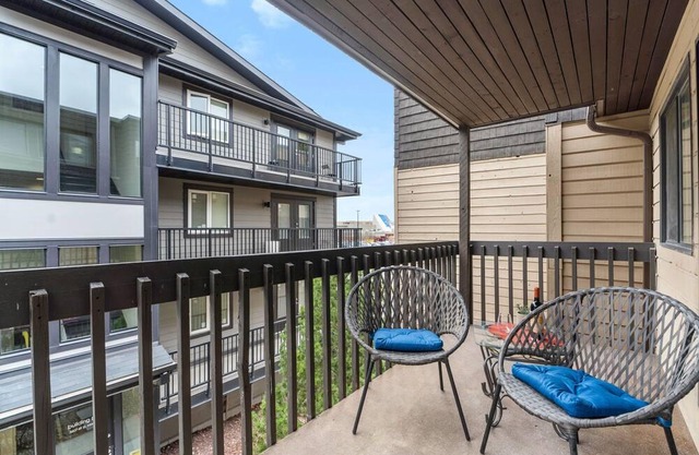 Fab-condo near Market Mall & University District YYC