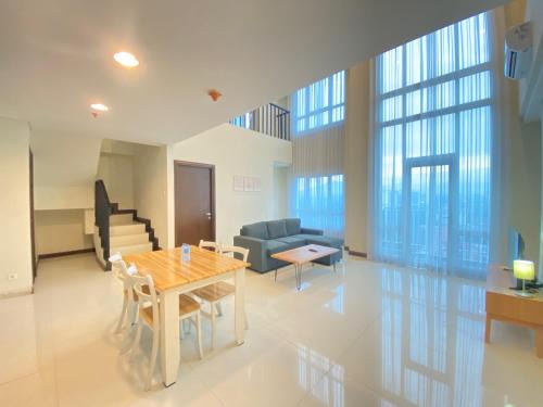 Fabulous 2BR Loft Apartment with Private Bathub at El Royale By Travelio
