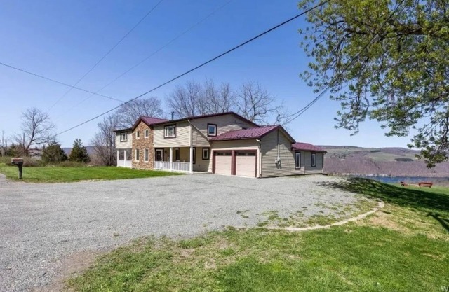 Fabulous 6-bedroom house with gorgeous Keuka Lake views in charming Hammondsport