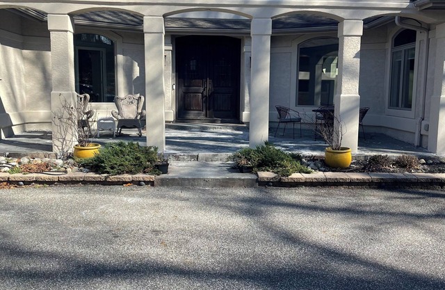Fabulous Home 4-Bedroom 3 Full Baths and Indoor Pool-Spa/Nature Lovers Vibe!