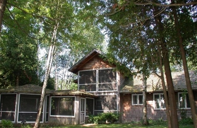 Fabulous Log Cabin on Kangaroo Lake in Door County, Wisconsin