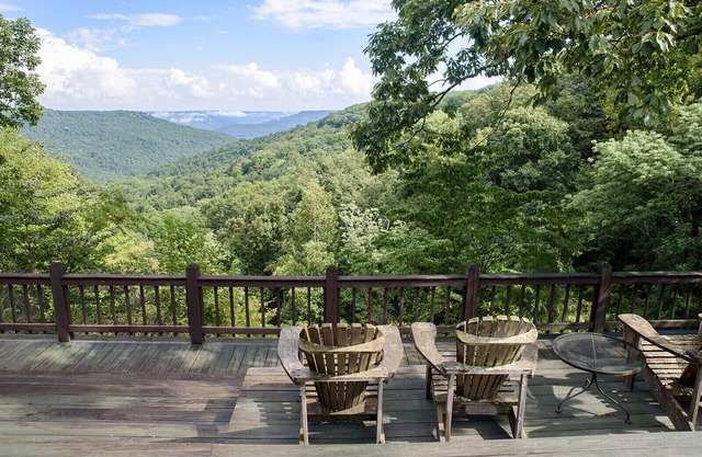 Fabulous retreat with gorgeous views! Minutes to Sewanee, Monteagle! Sleeps 12!