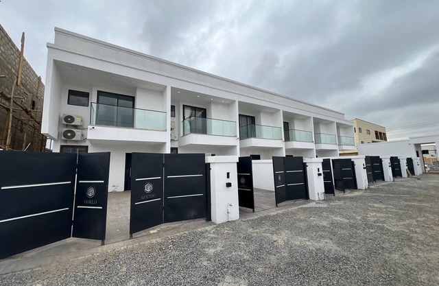 Fabulous townhome with AC in vibrant Accra about 20 mins from Kotoka Airport.