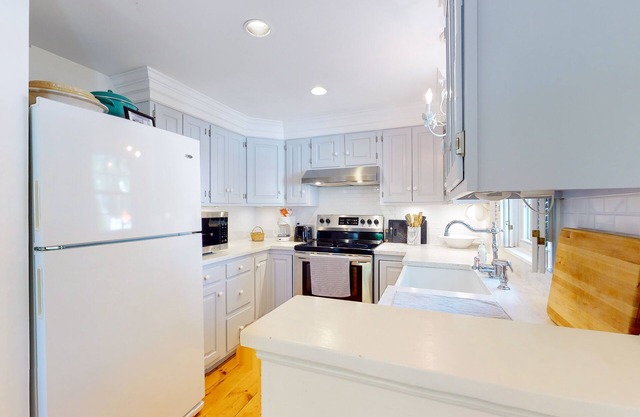 Fairy-tale home near harbor & downtown - new kitchen, partial AC, washer/dryer