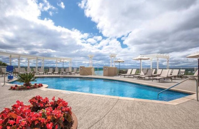 Fall in Love in Marble Falls! Cozy Condo with Riverview Pool & Hot Tub