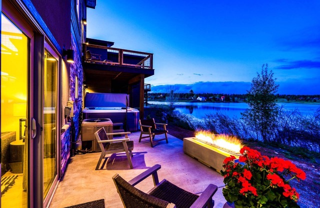 Fall's Changing Colors! Mountain Lake Villa: Lakefront, Hot Tub, 2 Master Suites, 5 Min to Downtown