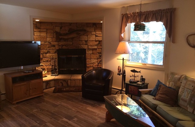 Fall Sale! Cozy Home in Town-Walk to Lifts & Main St-Private Pond & River Access