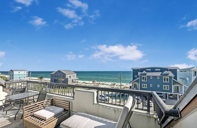 Fall & Winter Getaway - Perfect Ocean Sunset Views with Pool & Sauna & Breakfast