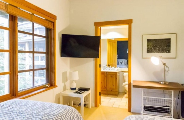 Family 3BR, Sleeps 8, Patio w BBQ , Pool, Hot tub