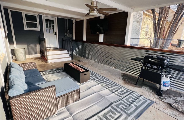 Family and Pet Friendly house in down town Delta!