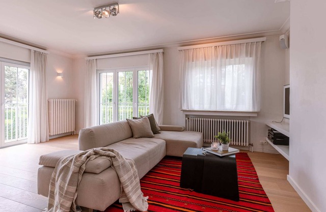 Family apartment with lovely garden and parking
