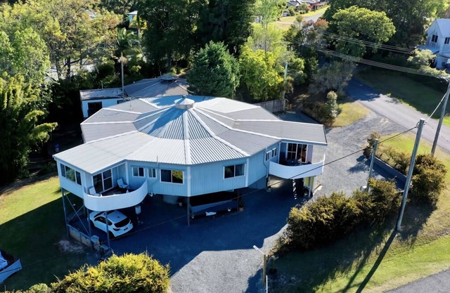 Family & Friends Escape Tamborine Mountain