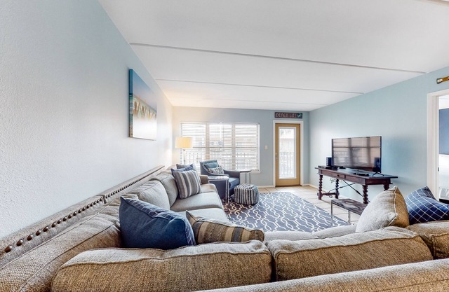 Family-Friendly Condo by the Beach w/ Free WiFi plus a Shared Pool & Pool Spa