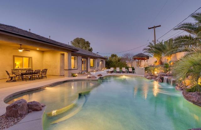Family Friendly 4000 Sq Ft 5 Bed 5.5 Bath, With Pool And Spa, 3 Miles To Strip