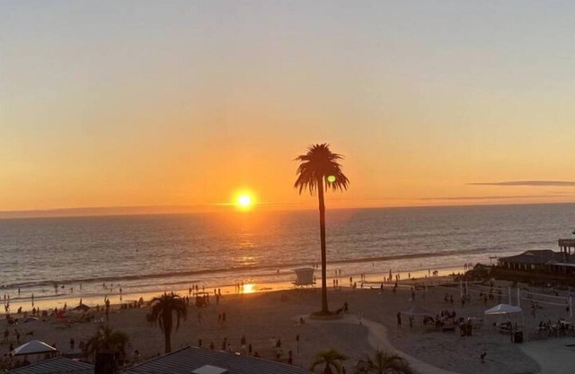 Family friendly 5 Bdrm, A/C, 3 mi from beach!