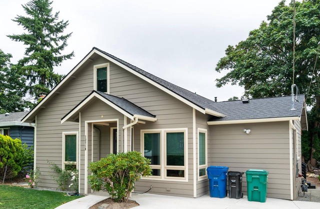 Family-Friendly 5BR House in Seattle with Backyard