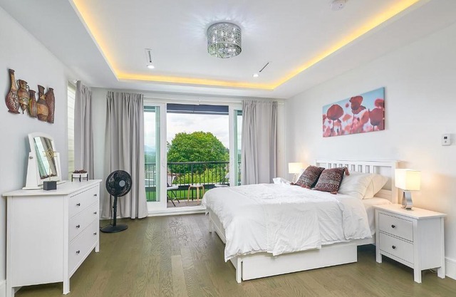 Family Friendly 9 Bed Rooms house- The Chateau Modern & Luxurious