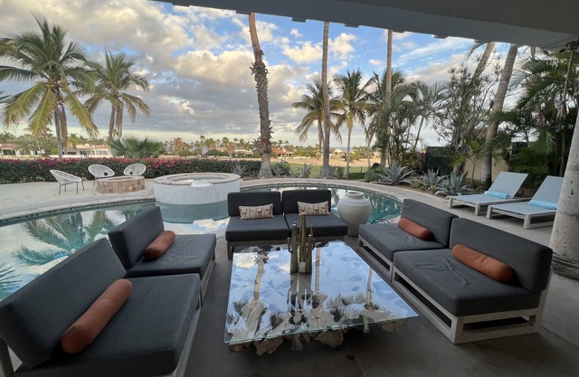 Family Friendly Dream Cabo Villa, walking distance to Swimmable Turquoise Beach!