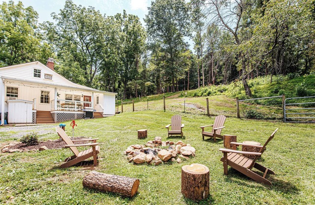 Family Friendly Farmhouse on FENCED 16 Acres with Trails