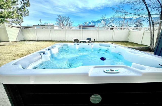 Family Friendly! Hot Tub, 5 Luxury King Beds, Fire Pit, Skiing & Hiking Close