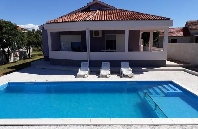 Family friendly house with a swimming pool Smilcic, Zadar - 16191