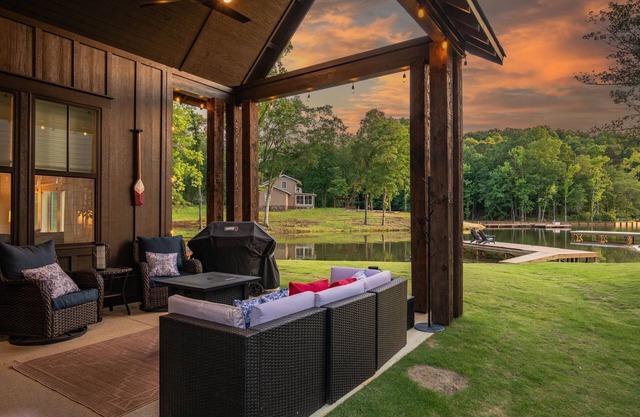 Family friendly Lakehouse: dock, kayaks & SUP board, firepit Neighborhood pool!