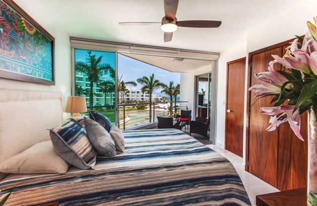 Family-friendly BEACHFRONT! Amazing pools and best beach around!