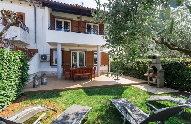 Family friendly, quiet location, garden with barbecue, near the beach