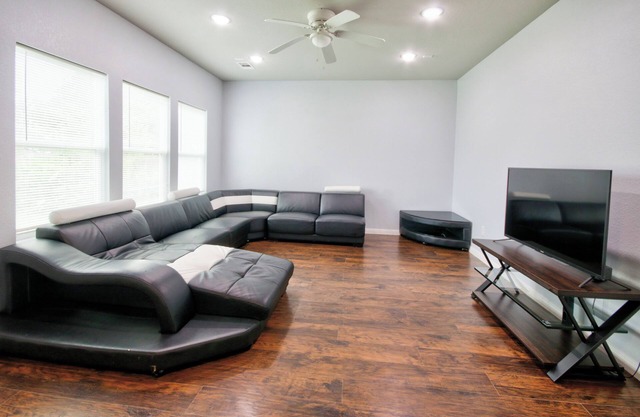 Family-Friendly Texas City Home ~ 15 Min to Kemah Boardwalk!