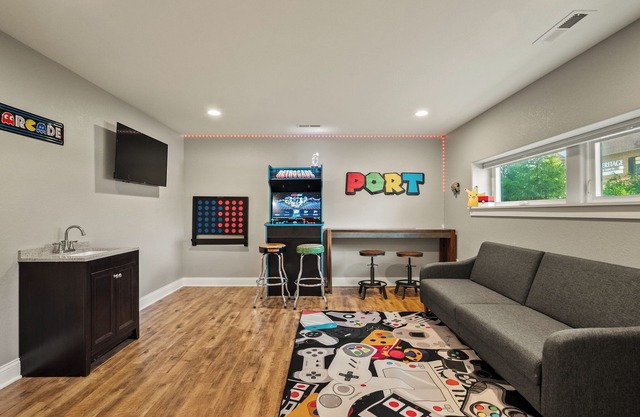 Family Fun! 17,000 Game Arcade, Sleeps 12, Walk to the Lake