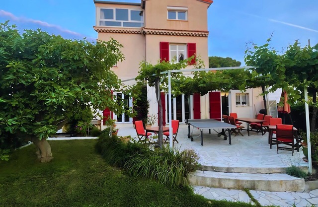 Family Holidays near the sea - Character house with lovely garden in Antibes