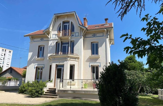 Family home a stone's throw from the town center