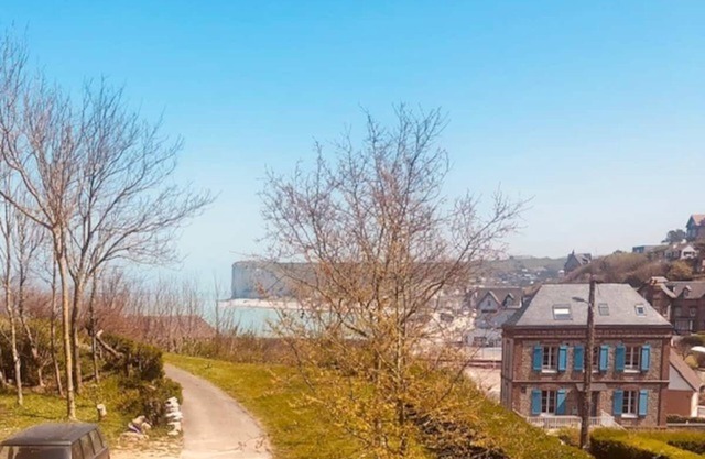 Family home: sea view, beach 50m away