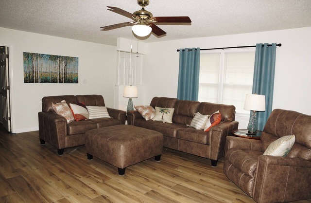 Family home w King-Qu-2Twins - 3 bedrms, convenience, clean comfort & amenities.