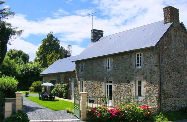 Family home with enclosed garden and bikes, pets allowed