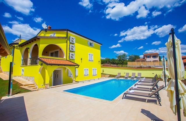 Family house Villa Gialla with private pool