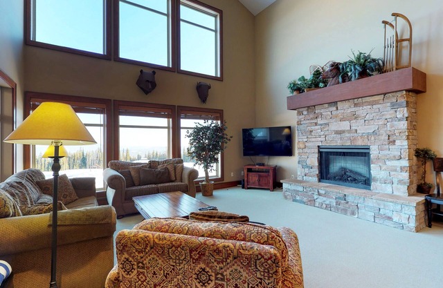 Family Lodge with a Private Hot Tub & Mountain Views, Ski-In/Ski-Out Location