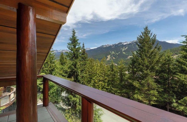 Family Log Cabin with Stunning Mtn View & Hot Tub