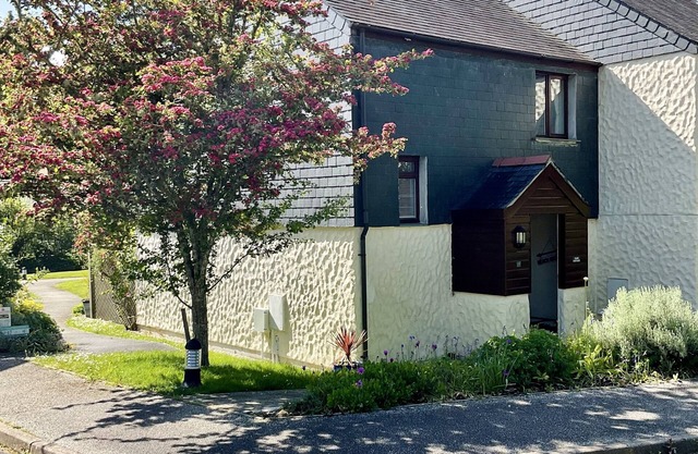 Family owned cottage set in beautiful landscape gardens.