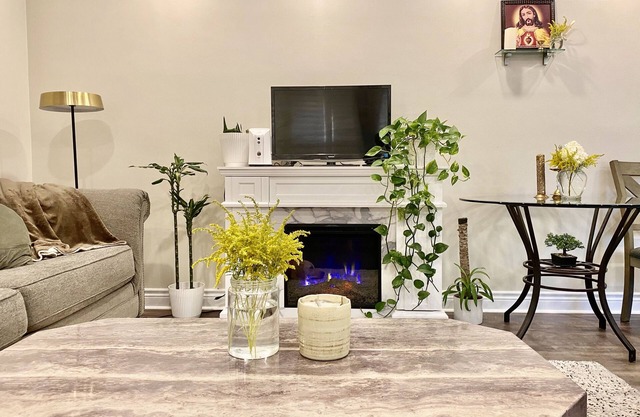 Family/Pet friendly Luxurious bungalow spacious backyard for perfect staycation
