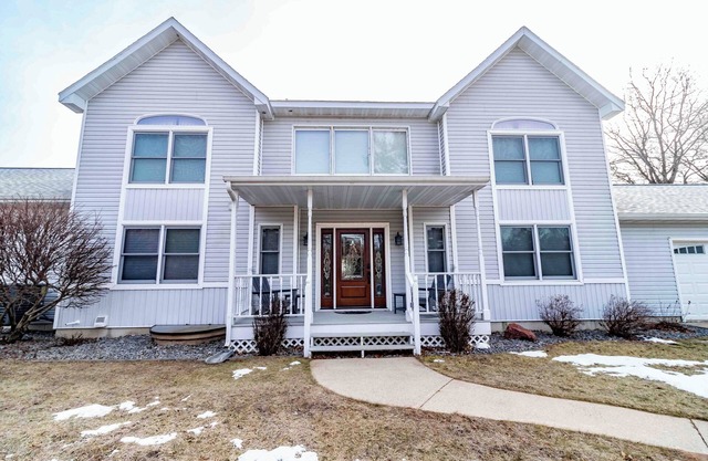 FAMILY RETREAT ON CASTLE ROCK LAKE WITH PRIVATE PIER