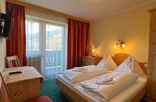 Family room, shower,WC,TV,telephone,hairdryer - Dorferwirt