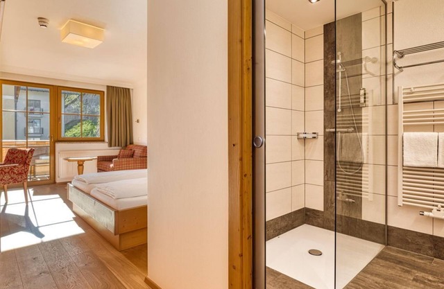 Family Studio "KRISTALL" Shower, WC short - Hotel Kristall