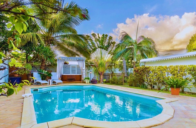 Family villa with private pool & jacuzzi -Close to the lagoon, village center