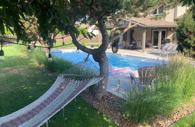 Family Vacation Oasis: Heated Pool, 5 bedrooms, 1/2 acre property, covered patio