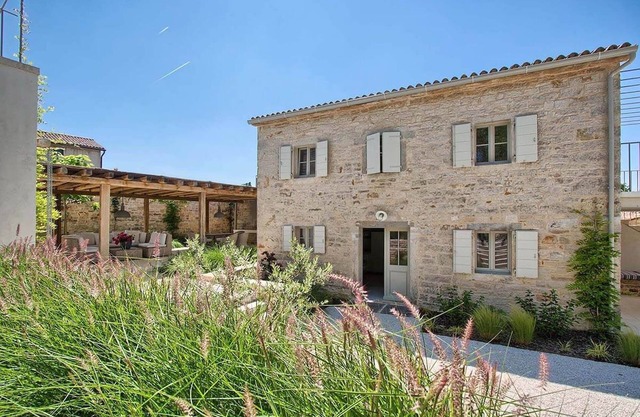 Family villa Charlotta with pool in Višnjan