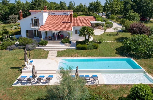 Family villa for 12 people, quiet environment, large pool, beautiful view, large garden