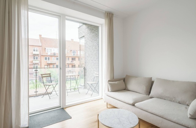 Fantastic 2-BR apartment with balcony - 384