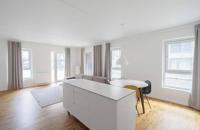 Fantastic 3-BR apartment w/french balconies - 149