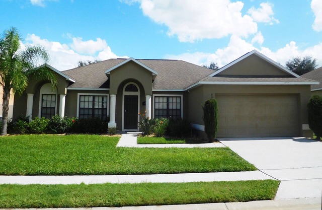 Fantastic 4 bed detached home, large pool, great pool deck, Disney 9 miles!